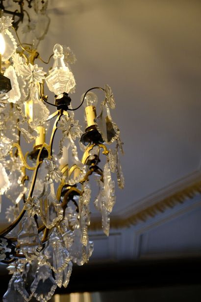 Lustre à pendeloques à neuf bras de lumière...