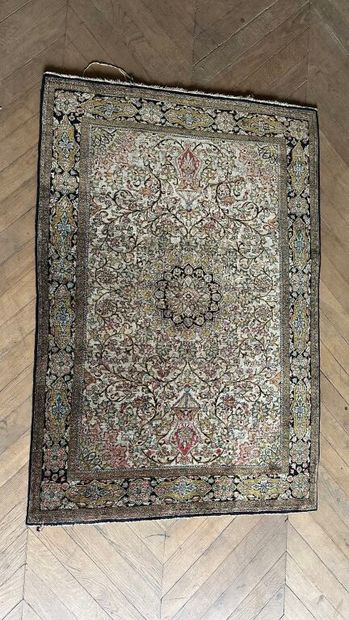 TAPIS d'ORIENT.
Tapis en laine et soie à...