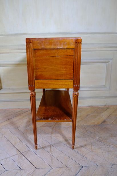 Petit meuble à rideau en acajou mouluré reposant...