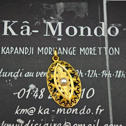 Openwork pendant in 750‰ yellow gold, set...