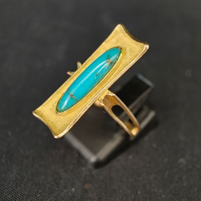 750‰ yellow gold ring set with a cabochon-cut...