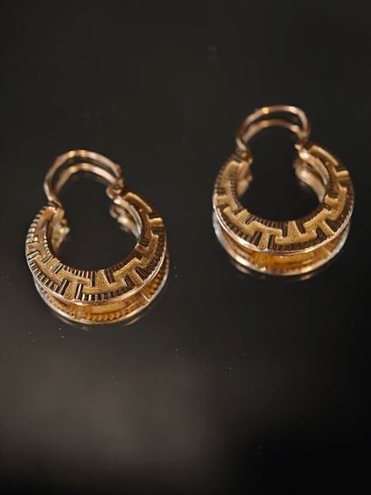 A pair of 750‰ yellow gold fidalgas featuring...