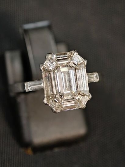 950‰ platinum illusion ring, featuring several...