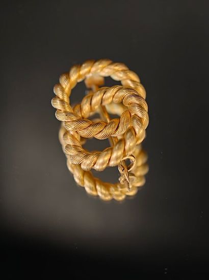 A 750‰ gold brooch featuring two intertwined...