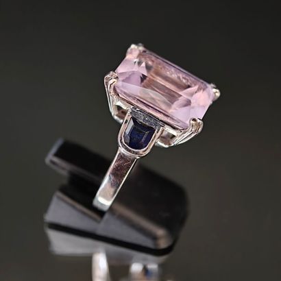 A 750‰ white gold ring set with an amethyst...