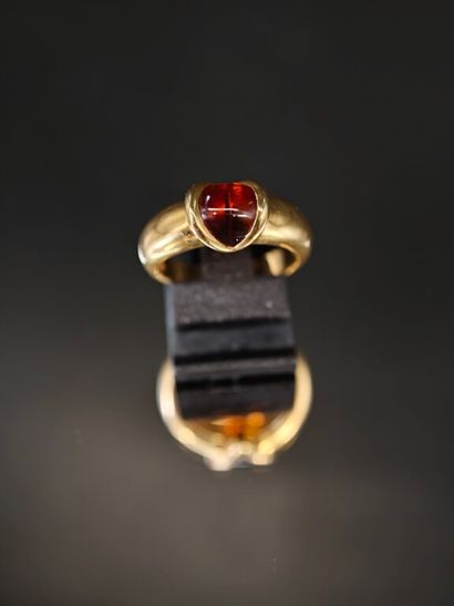750‰ yellow gold band ring featuring a cabochon-cut...