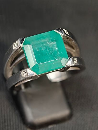 A 750‰ white gold ring set with an emerald-cut...