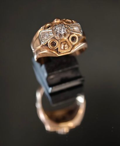 A signet ring made of 750‰ yellow gold and...