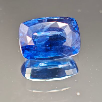 Cushion-shaped SAPHIR, weighing 3.39 cts.
Dim:...