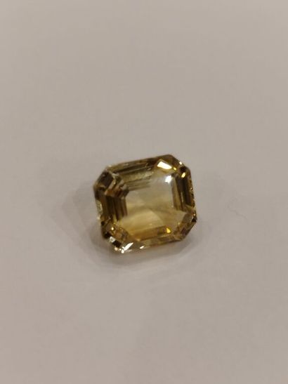 Natural emerald-cut yellow SAPHIR on paper...