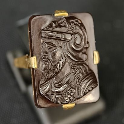 A 750‰ yellow gold ring adorned with a cameo...