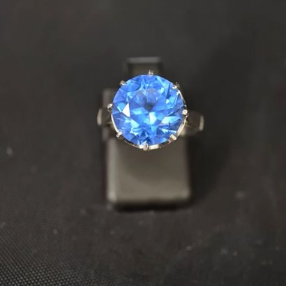 950‰ platinum ring set with a blue imitation...