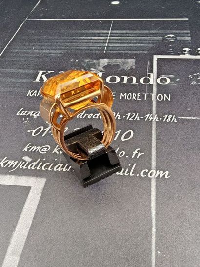 750‰ rose gold ring, set with an emerald-cut...