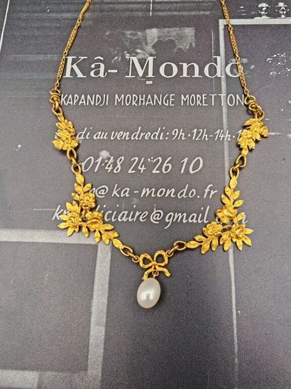 A 750‰ yellow gold necklace, adorned with...
