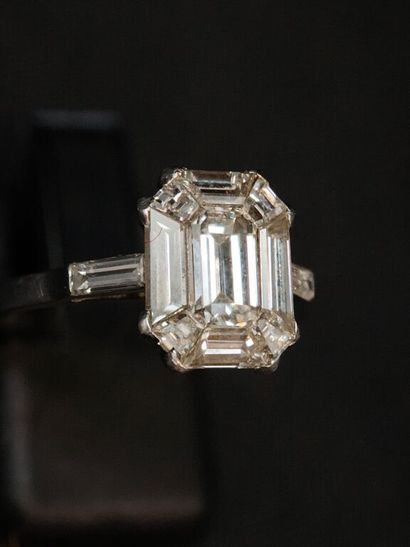 950‰ platinum illusion ring, featuring several...