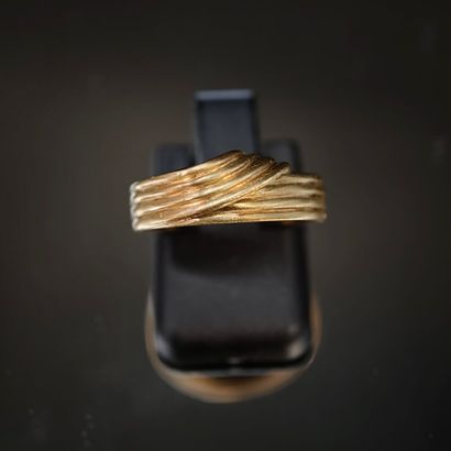 Flat, crisscrossed ring in 750‰ yellow gold,...