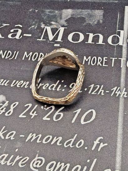 A 750‰ white gold ring with a wood-grain...