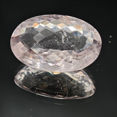 Oval-shaped MORGANITE, breech-brioletted,...