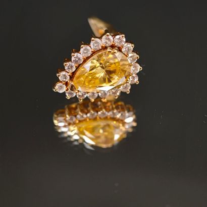A single 750‰ yellow gold ear clip set with...
