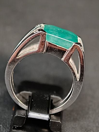 A 750‰ white gold ring set with an emerald-cut...