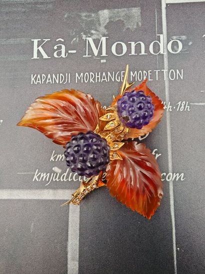 A 585‰ gold brooch featuring a mulberry branch,...