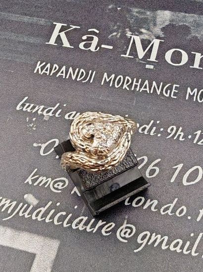 A 750‰ white gold ring with a wood-grain...