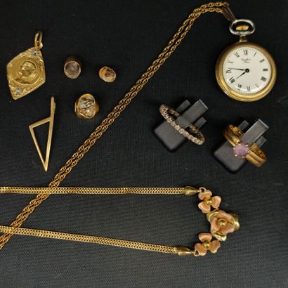 A 750‰ yellow gold set consisting of:
- a...
