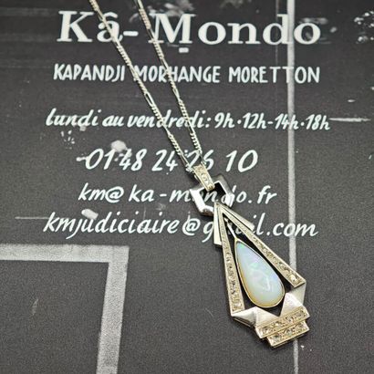 950‰ platinum pendant featuring a 950‰ platinum...