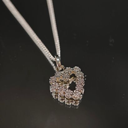 A 750‰ white gold pendant featuring an openwork...