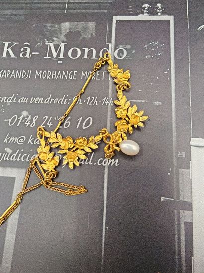 A 750‰ yellow gold necklace, adorned with...
