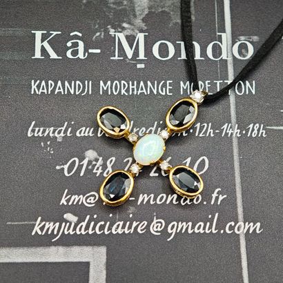 A 750‰ yellow gold cross-shaped pendant featuring...