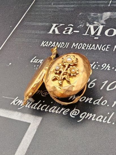 A medallion-shaped photo pendant in 750‰...