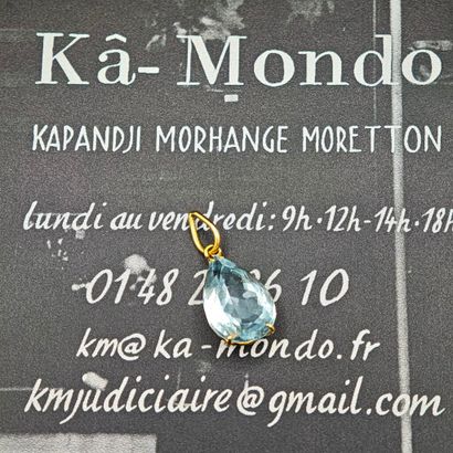750‰ yellow gold pendant set with a pear-shaped...