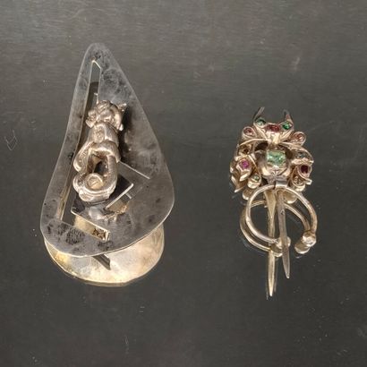 Small collection of silver items, including:
-...