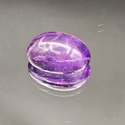 Oval cabochon-cut AMETHYSTE, weighing 25.46...