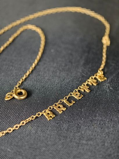 A 750‰ yellow gold choker with a forçat chain,...