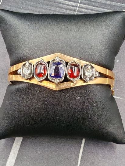A rigid clasp bracelet in 750‰ yellow gold...