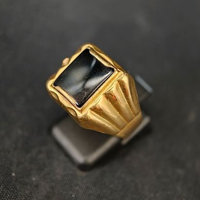 750‰ yellow gold and onyx signet ring.
Gross...