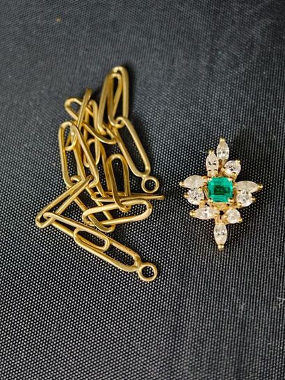 A 750‰ gold set consisting of a section of...