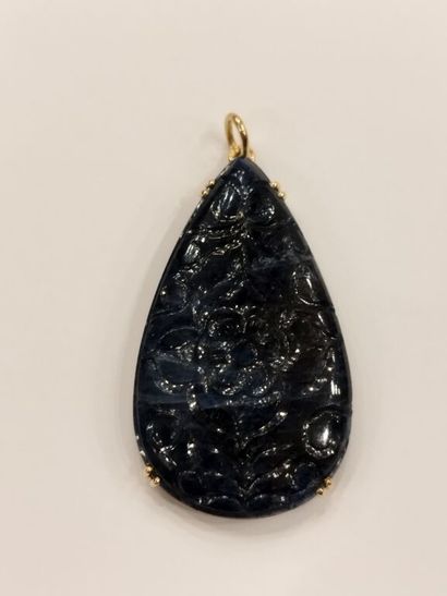 PENDANT featuring an engraved sapphire plate...