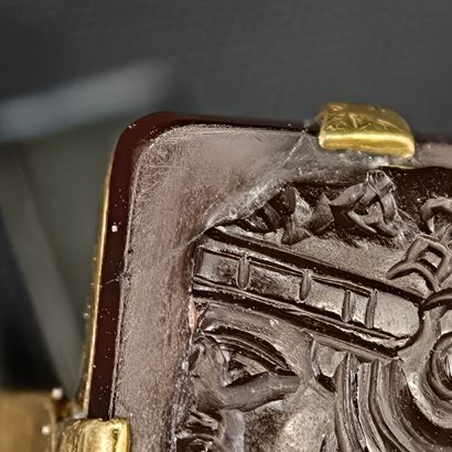 A 750‰ yellow gold ring adorned with a cameo...