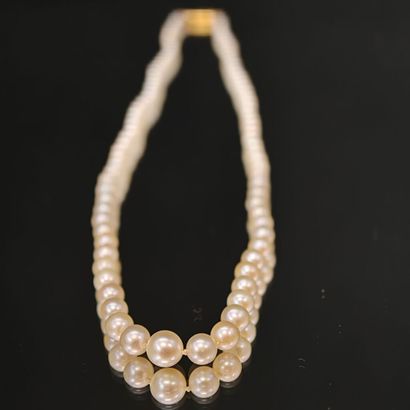 Cascading cultured pearl necklace with an...