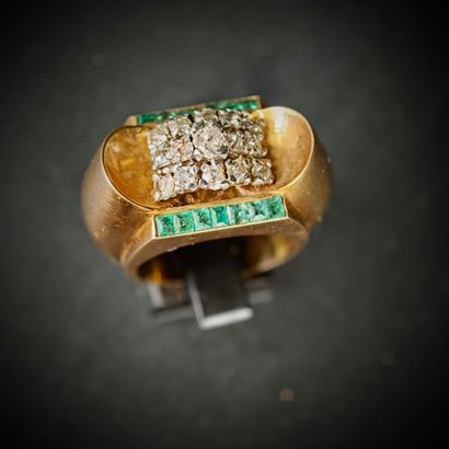 A signet ring in 750‰ rose gold and 950‰...