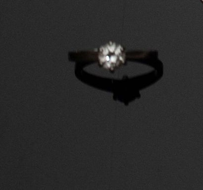 750‰ white gold RING set with a brilliant-cut...
