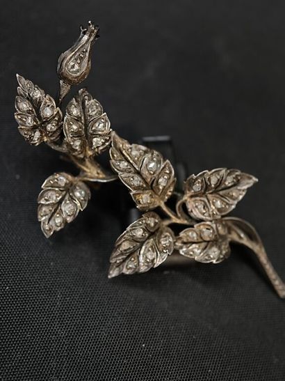 A brooch made of 750‰ yellow gold and 800‰...
