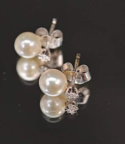 Pair of 750‰ white gold stud earrings set...