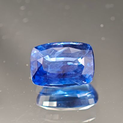 Cushion-shaped SAPHIR, weighing 3.39 cts.
Dim:...