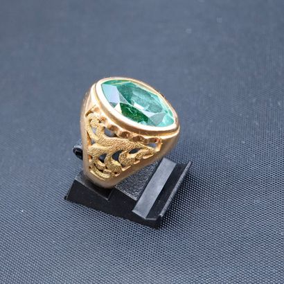 750‰ yellow gold openwork ring set with a...