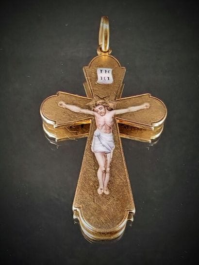 A 585‰ gold Orthodox cross pendant, featuring...