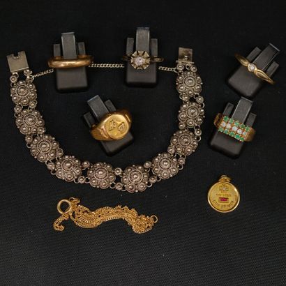 750‰ gold set consisting of:
- a ring with...